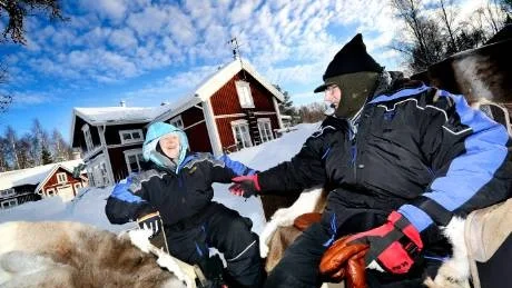 EXOTISKT. Då isvägen inte är öppen får turisterna åka snöskoter ut till Hindersön. Något som paret Beryl och Peter Cleeve, från Bournemouth i England, inte var allt för ledsna över även om det var isande kallt i skotersläden.