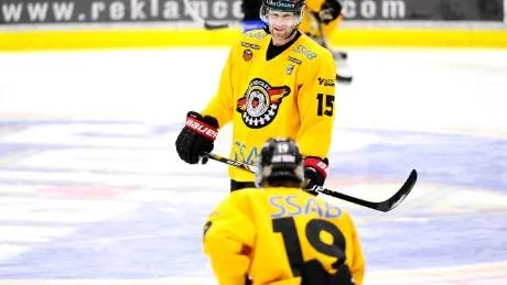 nyttig. En stor anledning till att Luleå Hockey valde att satsa på Fredrik Svensson igen var hans                                 fysiska spel. Och det spelet kommer väl till pass nu när Luleå jagar en semifinalplats i slutspelet. Foto: Linda Wikström