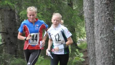 SPRANG FÖR JONAS. Här springer Linnea Sundström, OK Renen (nr 44) mot segern i klassen D 20 . Nummer 12 är Anna Wiklund, Gammelstad, i klassen D 12.