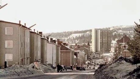 KAPTENSVÄGEN. 1960-talets huvudgata i Malmberget, Kaptensvägen, och byggnaderna som kantade den finns inte längre kvar. Nu är det dags att dukumentera dagens Malmberget.