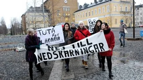 ELEVPROTESTER. Cirka 100 elever samlades på måndagsförmiddagen för att demonstrera mot planerna på uppsägningar inom gymnasieskolan.