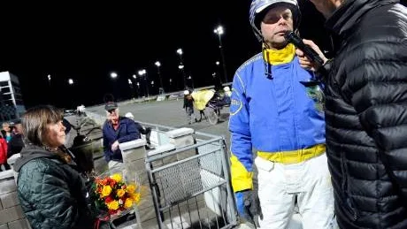 NÖJDA. Kusken Krister Söderholm körde ett perfekt lopp med Christine Axelssons sto Ulster. Ekipaget vann Mäster Gustafs Pokal och även 100.000 kronor.