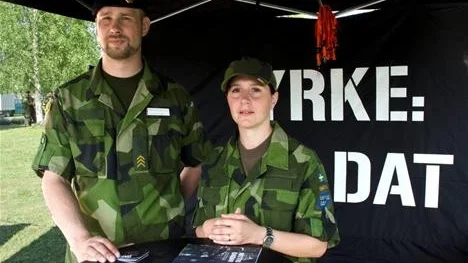 KOM TILL OSS! David Ström, yrkesinformatör på I 19 och Louise Ekbom Isaksson, rekryteringskoordinator på I 19, gjorde sitt bästa för att locka intresserade till militäryrket.
