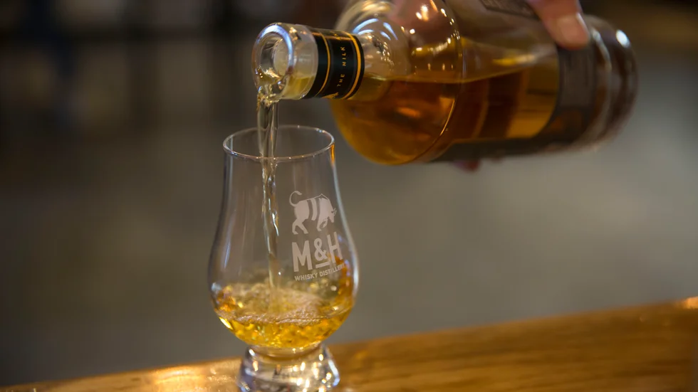 Mannen trodde, trots föregående dags whiskeyintag, att han var kapabel att köra bil. Polisens prov tydde dock på motsatsen. Nu är han dömd till fängelsestraff.