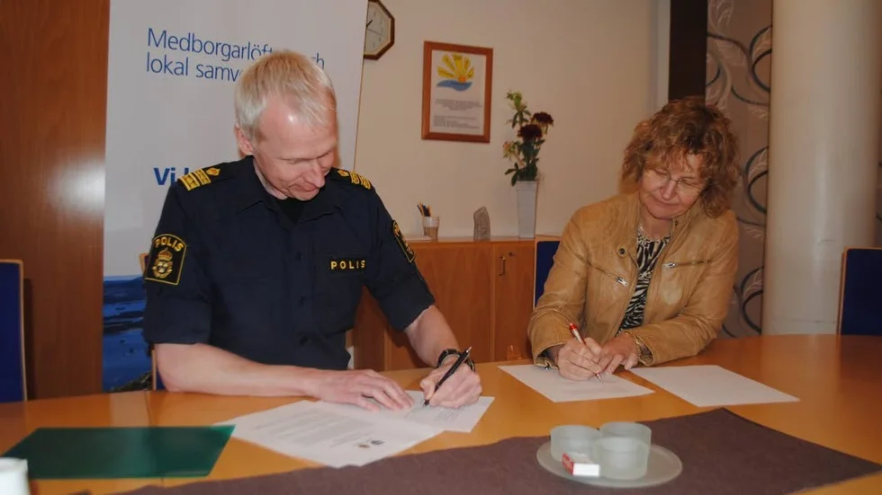 Undertecknar. Kennet Vikström, lokalpolisområdeschef Piteå älvdal och Britta Flinkfeldt, kommunalråd, undertecknar medborgarlöften för 2016.