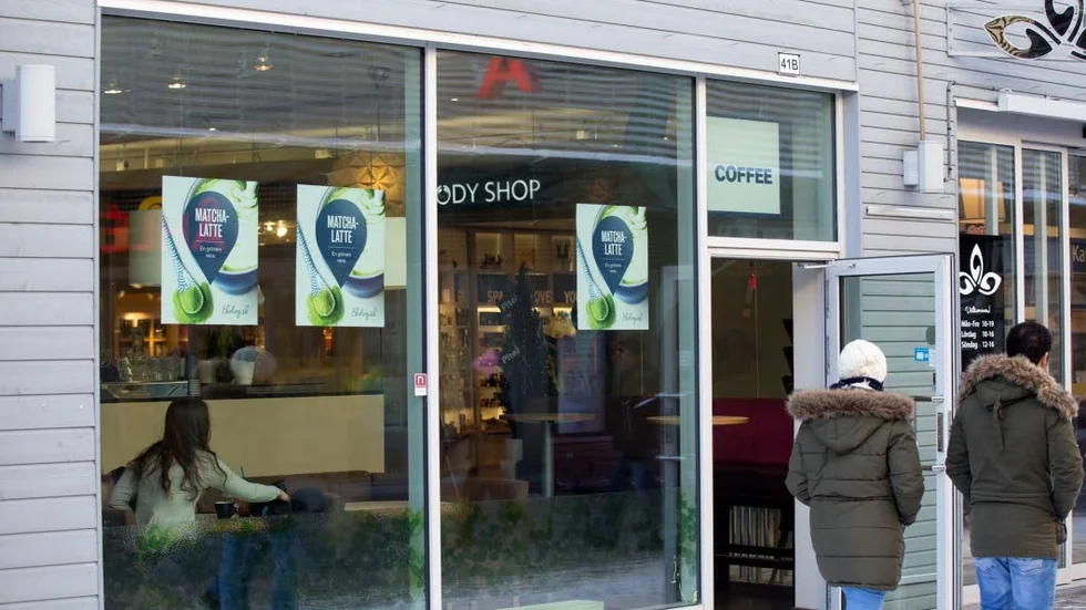 Wayne’s coffee vill vräka Rachels café från lokalen i Gallerian. "Hon driver verksamhet utan att betala hyra till någon. Det kan vi inte acceptera", säger Mats Hörnell, Sverigechef på Wayne’s coffee.