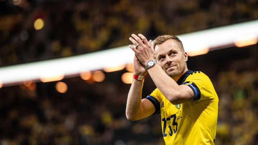 I oktober förra året hyllades Sebastian Larsson för sina insatser i svensk fotboll  inför hemmapubliken. Han gjorde totalt 133 landslagsmatcher varav 10 mål.