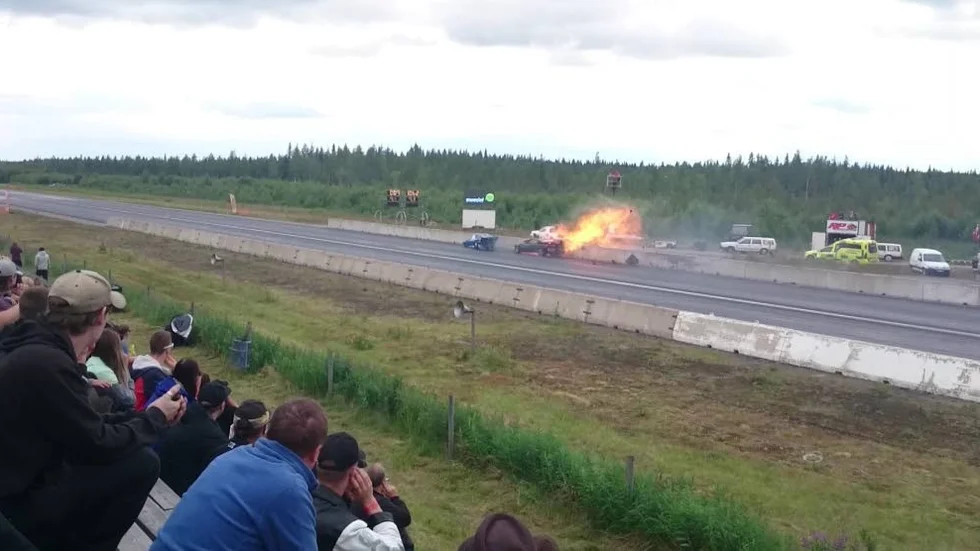 OLYCKA. En våldsam olycka under Midnight Sun Dragfestival på banan i Långnäs. Anne Britt Nilssens bil tappar fästet och slugas över till andra banan och krockar.