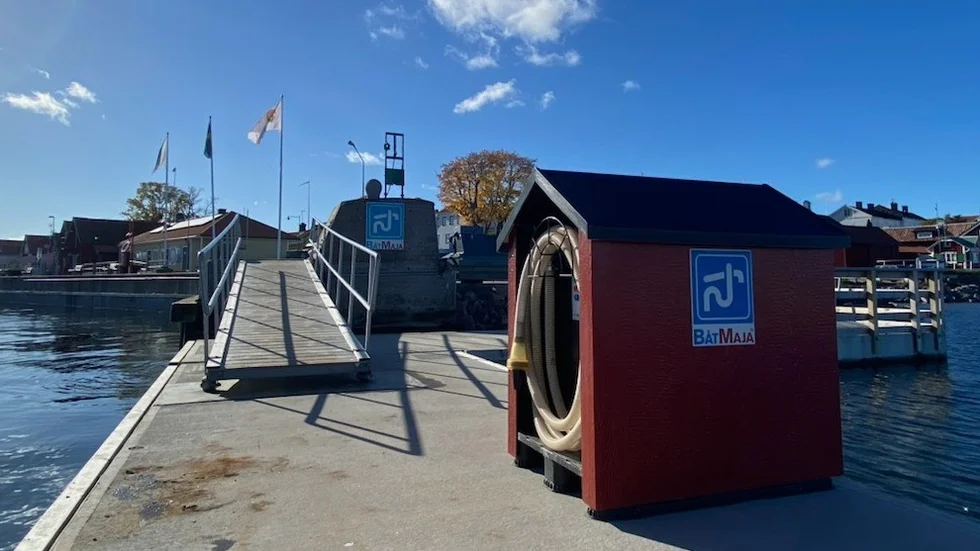 Patrik Pettersson tillverkar den nya "Båtmajan" som nu är på plats i Öregrunds hamn.