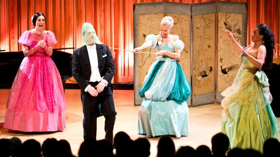 I Paris slottsträdgårdar kan man fånga män med hov, visar en av sopranerna. Caroline Gentele, Michael Engström, Gabriella Lambert- Olsson och Jacqueline Miura i sångspelet "Näktergalarna".