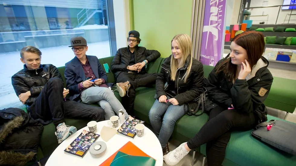 Väntans tider. Anton Eriksson, Isak Eklund och David Axheim, Christine Hassel och Sandra nyberg, väntade på föreläsning.