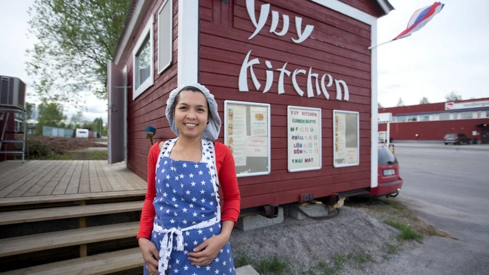 Egna ben. Lulebon Thannarin Phomthai öppnade en restaurangvagn i Piteå. "Jag vill ha ett jobb innan jag flyttar hit", säger hon.