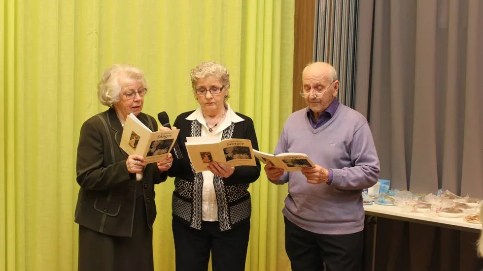 Sjungade trio. Barbro Jonzon, Sera Olovsson och Jan-Olov Lidberg sjöng "Nya pensionärssången".