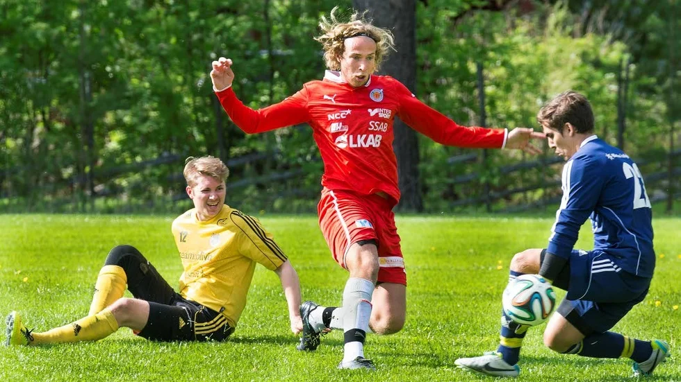 Emil Björnström knoppade in kvitteringen till 2-2. Men hans namne Emil Lund bjöd på vad som kanske är årtiondes mål.