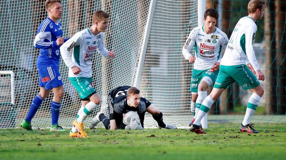 Nollade. Gustav Stålnacke tog allt i kvartsfinalmötet mot Bergnäset. En match som hans IFK Luleå vann planenligt.