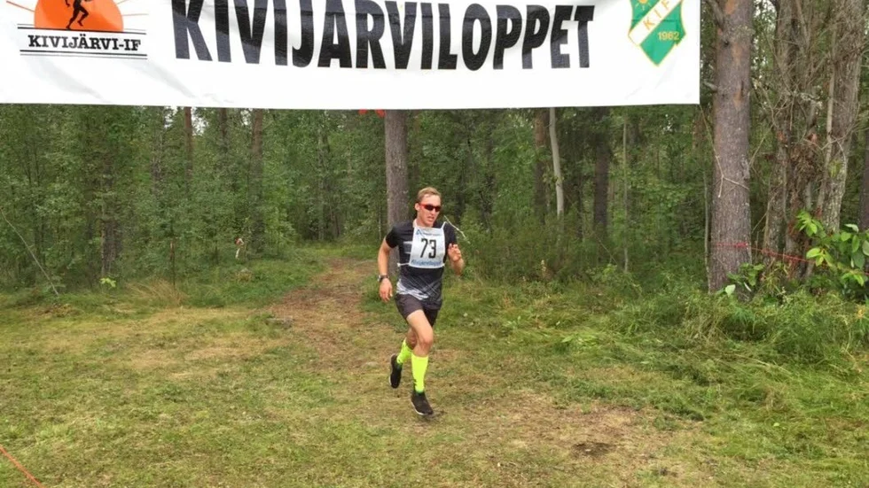 Klart först. Niklas Niska från Liviöjärvi IF segrade med en marginal tre minuter och tre sekunder till tvåan.