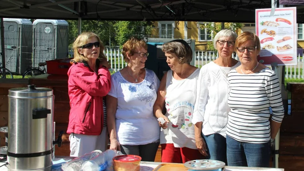 Grillfest. Fem trevliga damer står beredda att bjuda deltagarna på hamburgare och kaffe. Från vänster:
Gurli Brännvall, Gunnel Eliasson, Maj-Britt Rova, Evy Rova och Gunhild Ek.