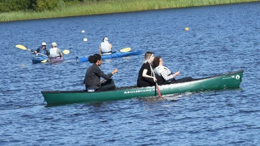 Självständig. Anita har alltid tagit ansvar för sig själv och gjort saker på egen hand. Nu fick hon återigen uppleva känslan av att paddla kanot.