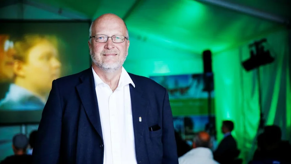 Landshövding Sven-Erik Österberg har en roll i teatern Världens nålsöga  som spelas i Haparanda till helgen.