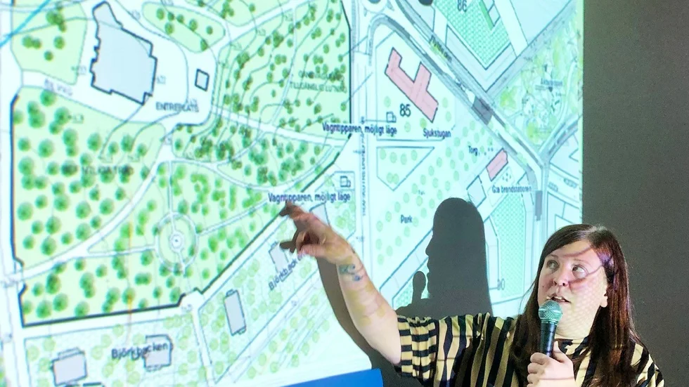 Maria Strålberg, projektledare vid LKAB stadsomvandling, visar Kiruna kyrkas nya plats.
