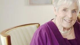 JUBILAR. Elsie Johansson debuterade sent, vid nästan 50 års ålder, med diktsamlingen Brorsan hade en vevgrammofon. På söndag fyller hon 80.