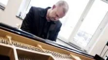 Pianisten Jacob Karlzon har tagit intryck från olika musikstilar; hårdrock, klassisk musik och Björk. Här spelar han ett stycke som heter Noobie.