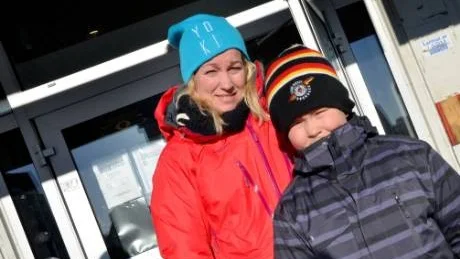 BESVIKNA. Luleåborna Lotta Videhult och Hugo Rova skulle fira sportlovet i Riksgränsen. Men på grund av lavinrisken kom de aldrig                  fram. "Det är tråkigt", säger Hugo som har sett fram emot resan. Foto: Åsa Poromaa