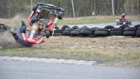 KRASCHADE. Pontus Larssson, Luleå MS, hade tur i oturen när han kraschade under Riviera Cup som avgjordes i Piteå.