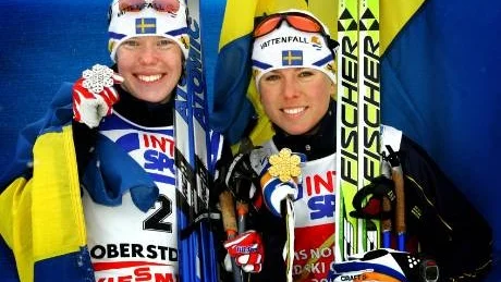 2005. Lina Andersson tog silver och Emelie Öhrstig guld i VM-sprinten i Obertsdorf.
