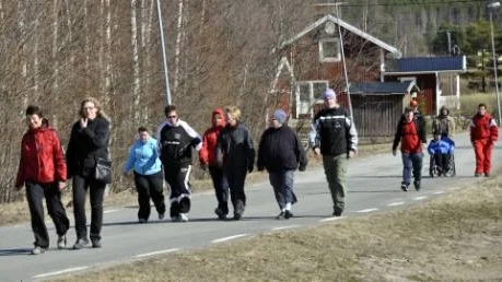 PROMENAD. Hälsodagen började med en långpromenad på en dryg kilometer till en plats vid Luleälven, alldeles bredvid bron mellan Norra och Södra Bredåker. Där blev det saft och lite tilltugg vid en eldstad.