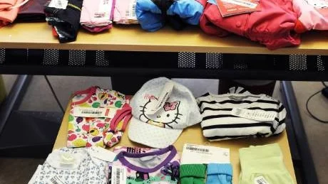 BARNKLÄDER. Kläder för både vuxna och barn fanns bland beslagen som polisen tog i samband med husrannsakan.