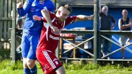 TUFFT. Luleå SK:s Anders Välitalo gav förre lagkamraten Robert Johansson en tuff match i luften.