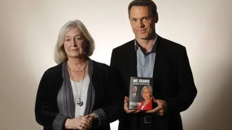 Ms FEARLESS OCH FÖRFATTAREN. Inga-Britt Ahlenius och journalisten Niklas Ekdal vid en pressträff på Utrikespolitiska institutet i Stockholm där de presenterade sin bok i veckan.