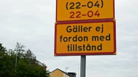 FORDONSTRAFIK FÖRBJUDEN. Vardag som helg är det förbjudet att köra in till Gällivares stadskärna mellan klockan 22.00 och 04.00. Förbudet gäller på alla gator in i stadskärnan och skyltarna går inte att missa. Foto: Johan Thyni