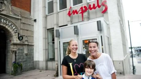 Expanderar. Bettan Lindgren i receptionen och en av delägarna, Susanne Westerlund (med sonen Joel Kant), gläder sig åt att fler vill träna och att företaget växer.Foto: Sara Moritz