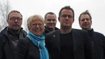 Glada lokförare. Bakom Anita Hedberg, utbildningsansvarig Bodens kommun och Jens Fredriksson, kursansvarig från TCC AB, står tre glada nyutexaminerade lokförare. Marko Tuppela, Jimmy Isaksson och David Frank.