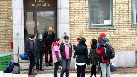 Förra sommaren tog tio Ofogaktivister sig in på Vidselbasen för att demonstrera, igår hölls rättegången vid Piteå tingställe där flera av aktivisterna var åtalade för brott emot skyddslagen och skadegörelse.