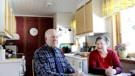 Piteå kommun beslutade plötsligt att plocka bort Hjördis Hällströms ledsagare, sedan dess har hon fått klara sig med hjälp av maken Tore. Men nu ger Förvaltningsrätten kommunen bakläxa.