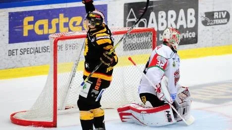 Här avgörs matchen mellan Skellefteå och Modo då Erik Forssell prickar in den sista straffen.