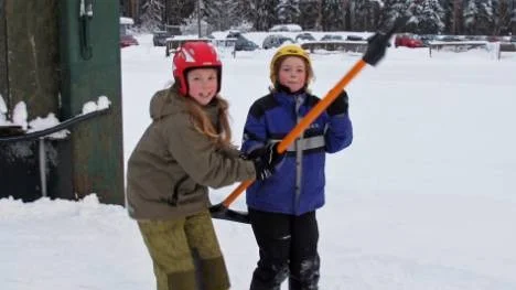 Systrarna Agnes (till vänster) och Edit Karlsson från Hollsvattnet gjorde årets första slalomåk på Kanis. "Vi har fått årskort av mormor och morfar i julklapp", berättade lillasyster glatt.
