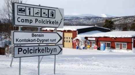 "Bensin kontokort - dygnet runt" Skylten vid Polcirkeln pekar hånfullt ned på kortpelaren - halvmiljonsinvesteringen som bara fungerar ibland.