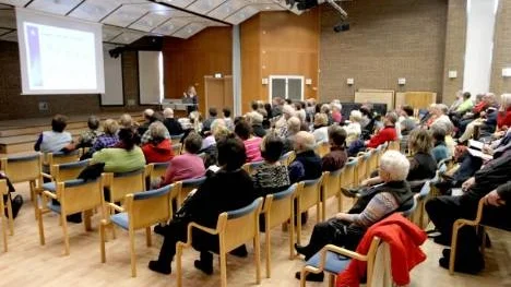"Nya insikter om diabetes" var ett ämne som intresserade många Pitebor. Flera föreläsare från medicinska fakulteten vid Umeå universitet redogjorde på söndagen för forskningsläget. Många frågetecken återstår att räta ut när det gäller frågan om varför människor drabbas av diabetes, typ 1, som brukar kallas barndiabetes, eller typ 2, en ämnesomsättningssjukdom som förknippas med övervikt och fetma.