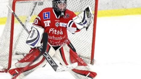 Sara Sundqvist var en av matchvinnarna i torsdags när MSSK Piteå vann första kvartsfinalmatchen över AIK med 3-2 efter straffar. Sara visade klassen och räddade AIK:s samtliga åtta straffar. I dag kan MSSK Piteå bli klart för semifinal i SM-slutspelet.