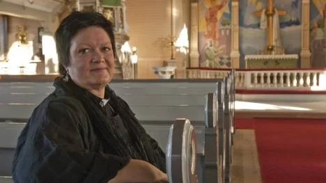 "Alla goda krafter kan göra saker tillsammans", säger kyrkoherde Ingrid Holmström-Pavval, sedan Arvidsjaurs församling gått med på att lokala företagare ska få ordna modevisning i kyrkan.
