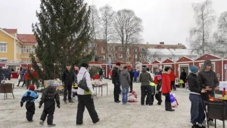 De röda bodarna på torget i Arvidsjaur var välbesökta under skyltsöndagen.