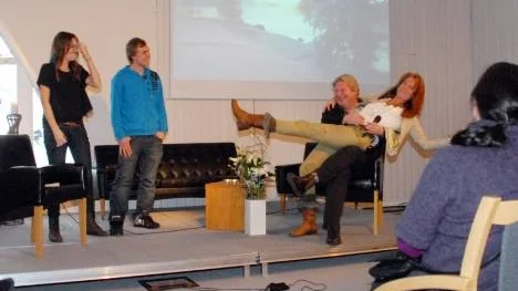 Hornavanskolans elever Olivia Karlberg och Stefan Andersson hjälpte skådespelaren Maria Lundqvist med att fråga ut Rolf Lassgård som intagit heta stolen. En spontan tillställning som lockade till många skratt.