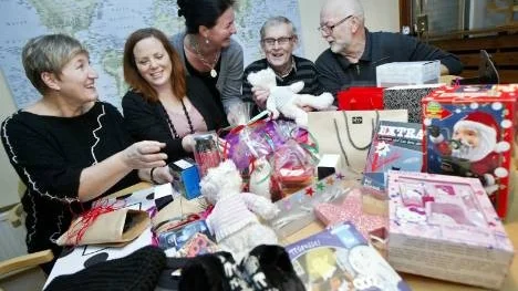 Familjens hus i Piteå förmedlar julklappar och presentkort till behövande barn som organisationer och företag skänker. Här är det Lions som levererat leksaker.