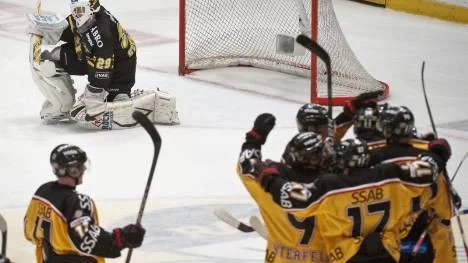 Luleå Hockey jublar efter backen Elias Fälths mål, 27 sekunder in i förlängningen mot AIK. Segern innebar att Luleå säkrade seriesegern i Elitserien, vilket ger en bonus på en miljon kronor.