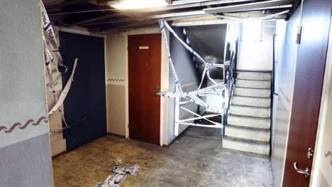 Polisen har spärrat av delar av trappuppgången där någon anlagt bränder inne i hyreshusen.