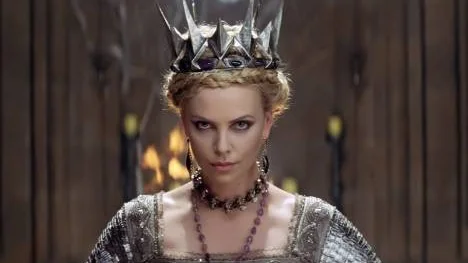Charlize Theron gör en särdeles bra tolkning av den elaka drottningen i i "Snow White and the Huntsman".
